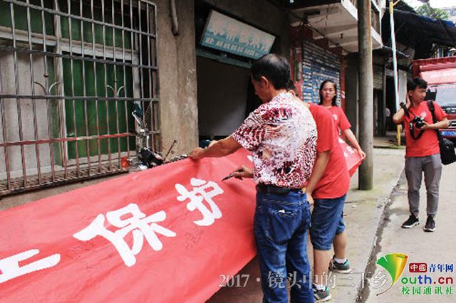 太阳成集团tyc33455cc志愿者探访老街 为灾后修复建言献策