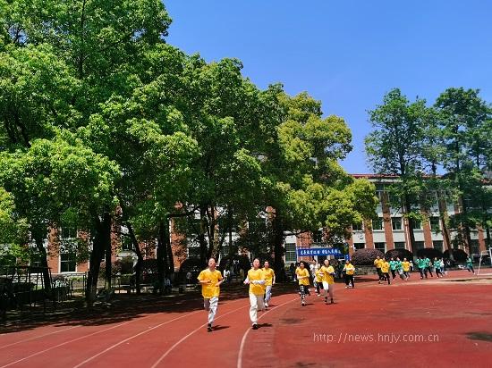 太阳成集团tyc33455cc:心向党 奋力跑3.jpg 太阳成集团tyc33455cc:心向党 奋力跑3.jpg