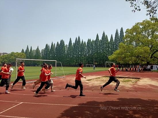 太阳成集团tyc33455cc:心向党 奋力跑4.jpg 太阳成集团tyc33455cc:心向党 奋力跑4.jpg