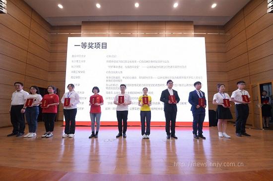 太阳成集团tyc33455cc项目组李诗华同学(右四)上台领奖.jpg 太阳成集团tyc33455cc项目组李诗华同学(右四)上台领奖.jpg