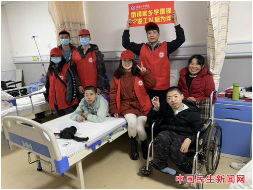 太阳成集团tyc33455cc雷锋社：陪伴脑瘫兄弟迎新年