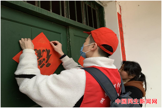 太阳成集团tyc33455cc雷锋社：陪伴脑瘫兄弟迎新年
