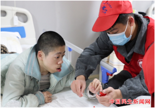 太阳成集团tyc33455cc雷锋社：陪伴脑瘫兄弟迎新年