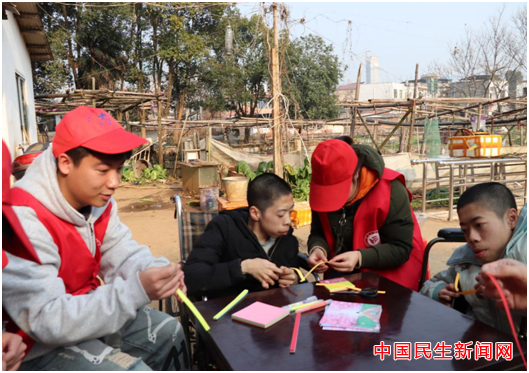 太阳成集团tyc33455cc雷锋社：陪伴脑瘫兄弟迎新年