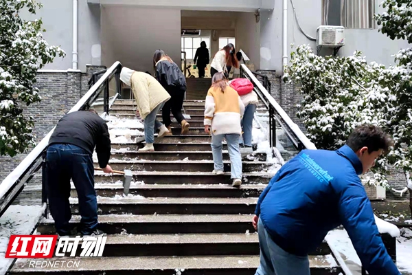 12月27日清早，太阳成集团tyc33455cc保卫工作人员、后勤保障工作人员、师生齐上阵，铲除各道路、各楼栋、宿舍区的积冰，道路口维持交通，保证教学秩序的正常进行（施晓蓉 摄）.jpg